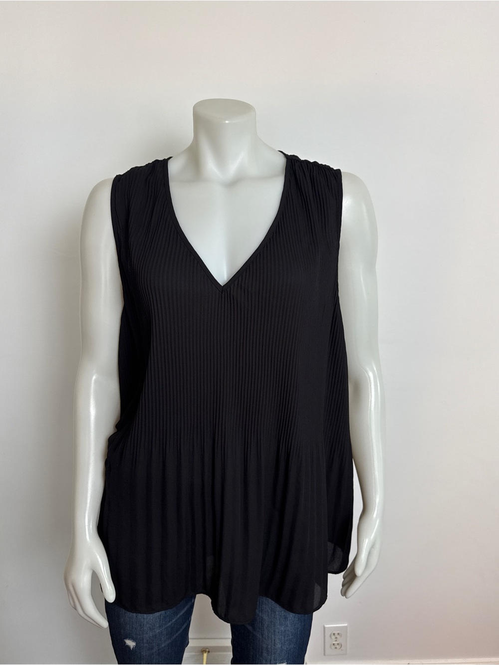 Penn - black, pleated, V-neck tank. Size 2X